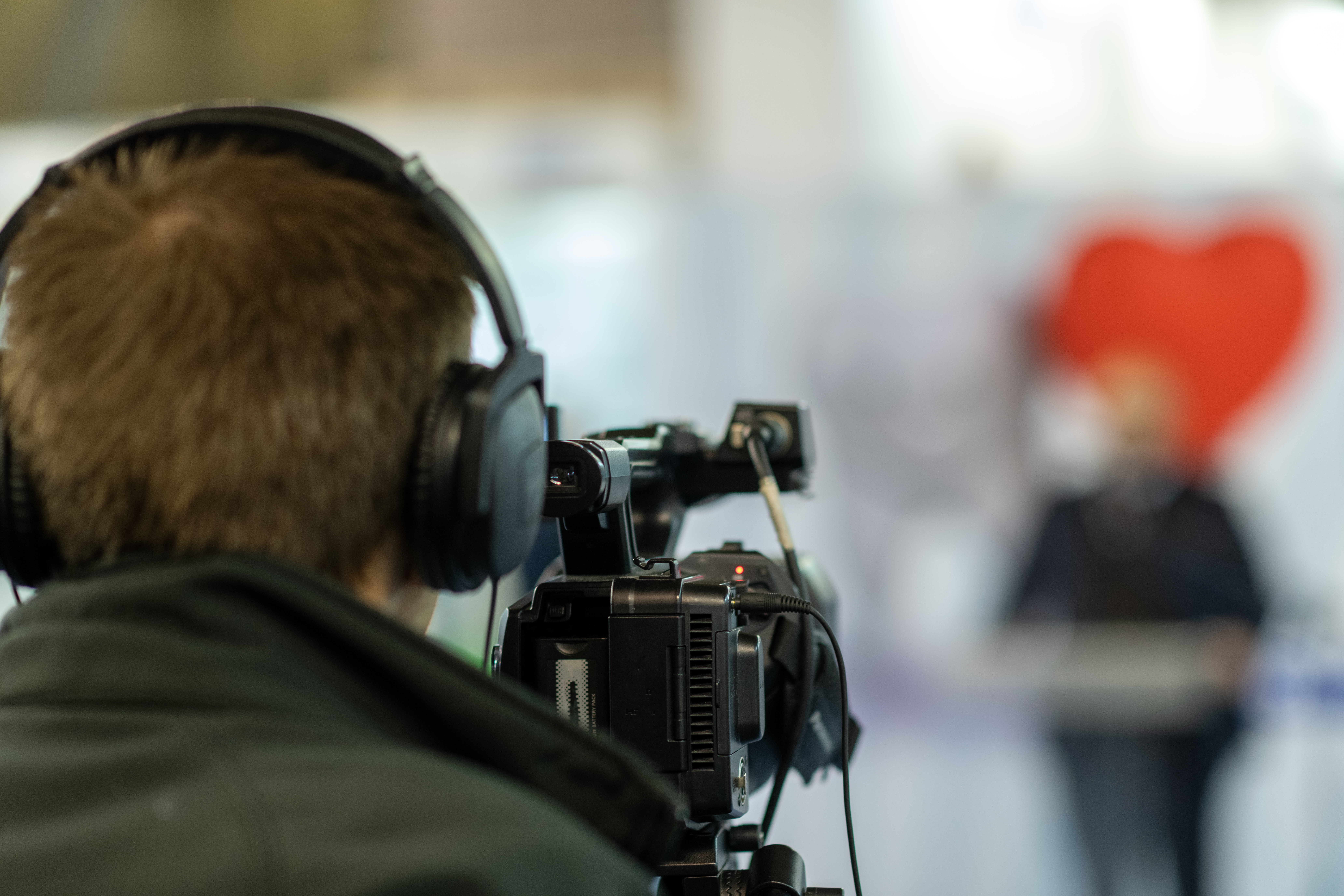 Caméra de dos filme une personne devant un coeur